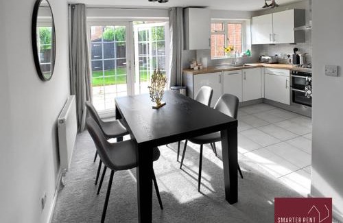 Farnham Apartment | Farnham - 2 Bedroom House - With Garden and Parking