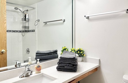 Hickory Hills Apartment | Fast Wi-Fi/4KTV/Free parking/Comfy beds/Getaway