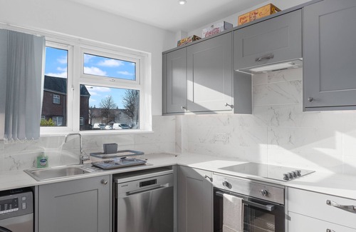 Severn Beach House | Fast Wi-Fi | Modern Amenities | IPTV | Alexa | Sleeps 8