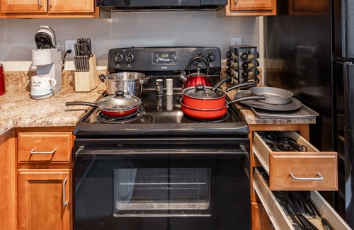 Huntsville Apartment | Fast WiFi, King Bed, Gym w/Free Parking