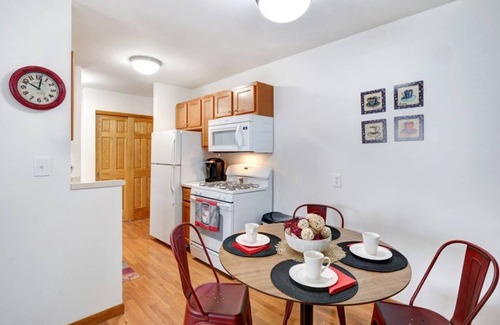Wauwatosa Apartment | Fast WiFi - Underground Parking - King Bed - Near Froedtert