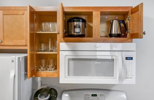 Wauwatosa Apartment | Fast WiFi - Underground Parking - King Bed - Near Froedtert