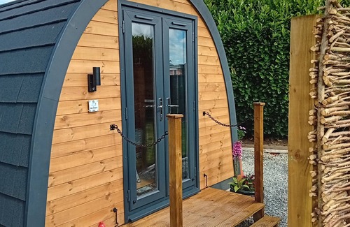 Sprowston Cabin | Fat Pete's Pod - Just 10 minutes from the Norfolk Broads and the City Of Norwich