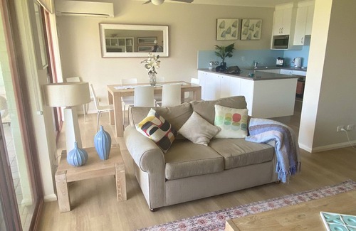Mollymook Beach Apartment | Fathoms 7 - Beach, Pool, Tennis and Wifi -Linen Provided