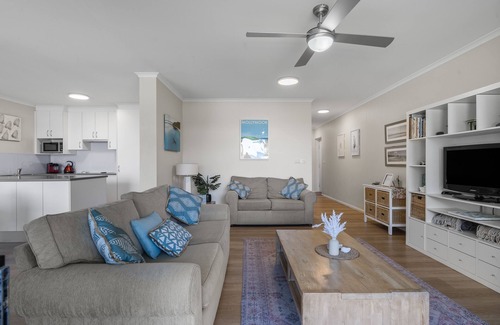 Mollymook Beach Apartment | Fathoms 7 - Beach, Pool, Tennis and Wifi -Linen Provided