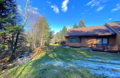 Bretton Woods Condo | FC44-1 minute walk from beginner ski trail, in the heart of Bretton Woods! Has A/C!