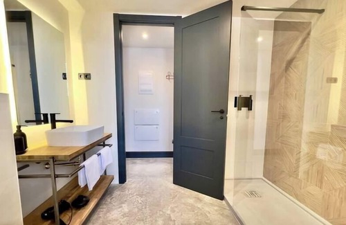 Almendrales Apartment | FD/ Precious new apartment. Parking. Smart TV