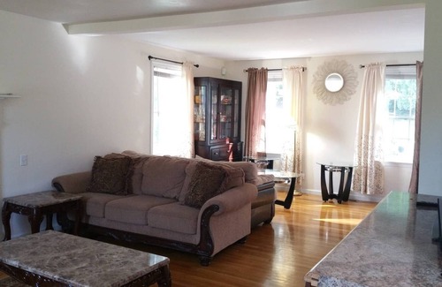 Framingham House | Feel at Home in spacious 3B-2.5Ba -Mall/MBTA/Park