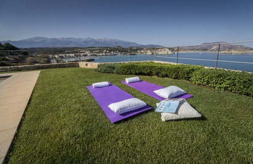 Plaka Villa | Feel like traveling on a luxury Cruise. The best peaceful holidays.