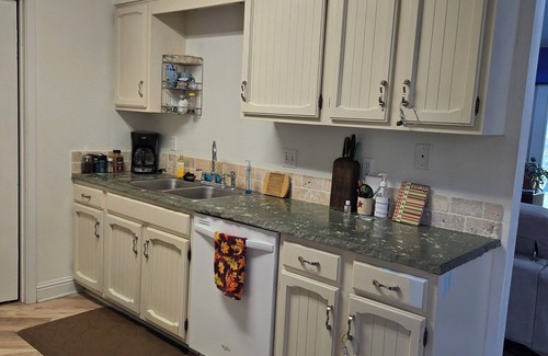 La Brisa House | Feels like home with Southern Hospitality. Close to campus and everything else.