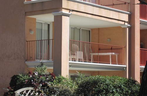 Giens Apartment | Feet in Giens water in a seaside garden