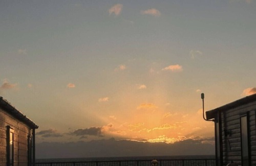 Felixstowe House | Felixstowe Sea Views. Cosy 2-bedroom static caravan, parking, wifi,