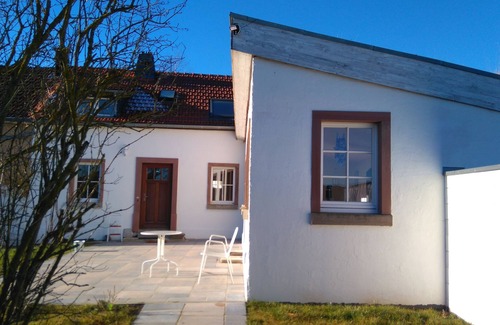 Auel House | Ferien in der Vulkaneifel, kleines ehemaliges Bauernhaus mit Sonnenterasse