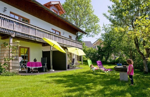 Neuschoenau Apartment | Ferienwohnung 2 mit 1 Schlafzimmer und Terrasse