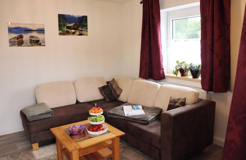Traunreut Apartment | Ferienwohnung 55qm mit Balkon und Gartenblick