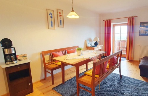 Frasdorf Apartment | Ferienwohnung 57m², 1. Stock, Eigener Eingang, 2 Balkone, 1 Schlafzimmer, TV
