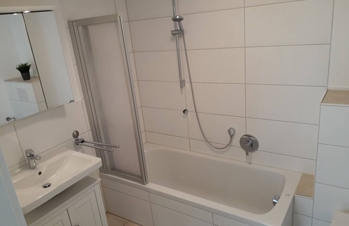 Chieming Apartment | Ferienwohnung 60 qm im Untergeschoss/Hanglage mit 1 Schlafzimmer und Terrasse