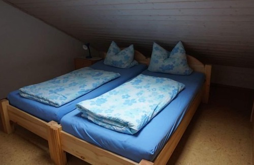 Teisendorf Apartment | Ferienwohnung Dachgeschoss, für 4 Personen (60m²) 2 Schlafzimmer, Wohnküche, Wohnzimmer, Dusche/WC, Balkon, Waschmaschine