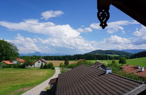 Teisendorf Apartment | Ferienwohnung Dachgeschoss, für 4 Personen (60m²) 2 Schlafzimmer, Wohnküche, Wohnzimmer, Dusche/WC, Balkon, Waschmaschine