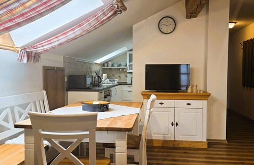 Eggstatt Apartment | Ferienwohnung Hartsee, 80qm, 1 Schlafzimmer, Erker, Balkon