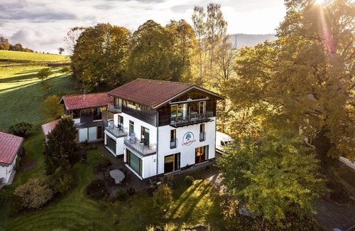 Barnzell Apartment | Ferienwohnung im Ersten Stock mit Balkon