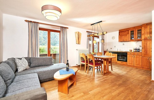 Groissenbach Apartment | Ferienwohnung Loferau 4 - 47 m² für 2-3 Personen, 1 Schlafzimmer, Wohnküche mit Sitzgruppe und Süd-Balkon