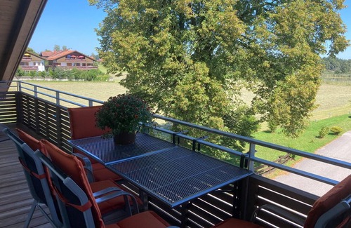 Eggstatt Apartment | Ferienwohnung mit Bergblick und zwei Balkonen