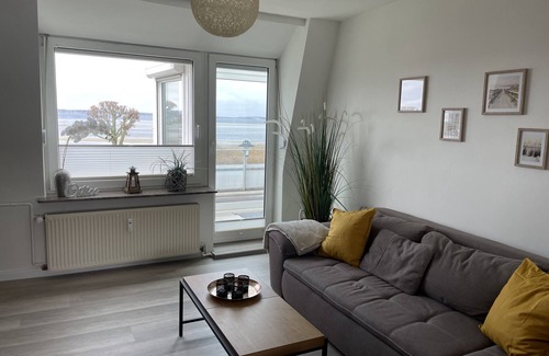 Laboe Apartment | Ferienwohnung mit Direktem Meerblick und Wintergarten