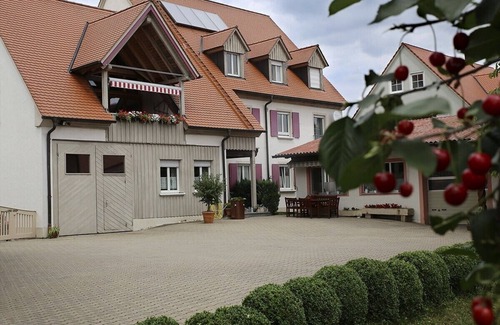 Absberg Apartment | Ferienwohnung mit möblierter Holzterrasse und separatem Kinderzimmer