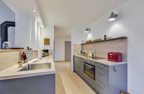 Uebersee Apartment | 'Ferienwohnung Mittertenn Alte Gendarmerie Übersee' with Mountain View, Shared Garden and Wi-Fi