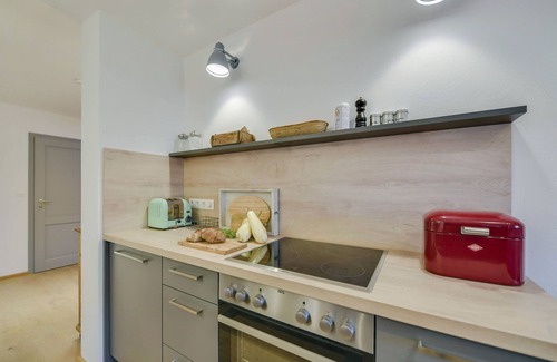 Uebersee Apartment | 'Ferienwohnung Mittertenn Alte Gendarmerie Übersee' with Mountain View, Shared Garden and Wi-Fi