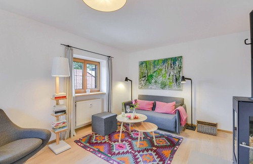 Uebersee Apartment | 'Ferienwohnung Mittertenn Alte Gendarmerie Übersee' with Mountain View, Shared Garden and Wi-Fi