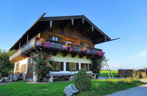 Frasdorf Apartment | Ferienwohnung Samerberg für 2-4 Personen 1. Stock, Balkon, eigener Eingang, Wohn/Schlafraum, 1 Schlafzimmer, Küche