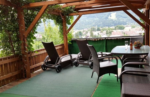 Bergen House | Ferienwohnung Sonnenhäusl 54 qm für 2 Personen im Obergeschoß mit Wohnzimmer, Schlafzimmer, Garage