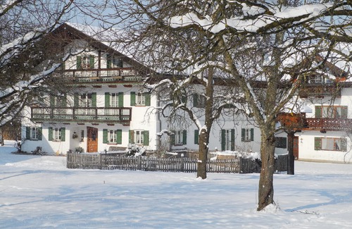 Bad Feilnbach Apartment | Ferienwohnung "Walnuss" 40 qm bis 2 Personen, 1. Obergeschoss, 1 separates Schlafzimmer, Südbalkon.
