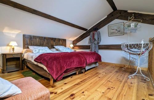 Saint-Romain-Lachalm Bed & Breakfast | Ferme avec piscine couverte sur grand domaine - FR-1-582-515