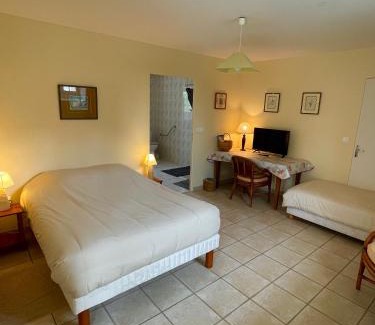 Formigny Bed & Breakfast | Ferme fortifiée d Enguenard