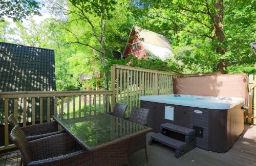 Liverton House | Fern Gully Lodge with Hot Tub - Spa Resort - Devon