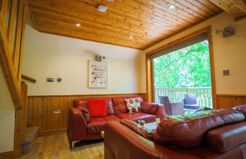Liverton House | Fern Gully Lodge with Hot Tub - Spa Resort - Devon