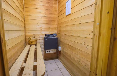 Liverton House | Fern Gully Lodge with Hot Tub - Spa Resort - Devon