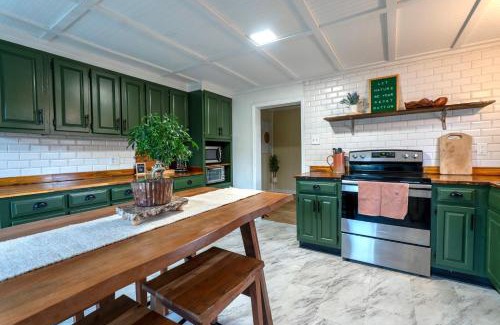 Lookout Valley Neighborhood Association House | Fern Landing - Peaceful, spacious, modern, firepit