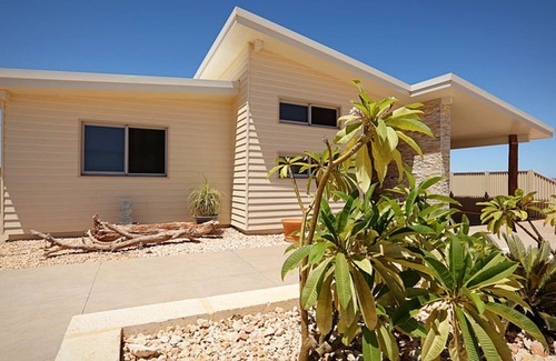 Exmouth House | Fern - Loaded with extras like swimming pool, free Wifi and Foxtel.