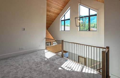 East Kootenay Ski Chalet | Fernie Alpine Court Chalet – Squash Court, Ski-In, Hot Tub, Panoramic Views