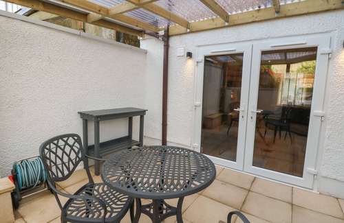 Auchterarder Cottage | FEUS HOLIDAY COTTAGE, pet friendly, with hot tub in Auchterarder
