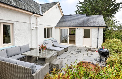 Abersoch House | Few mins walk from the beach! Large detached house, stunning sea views, hot tub!