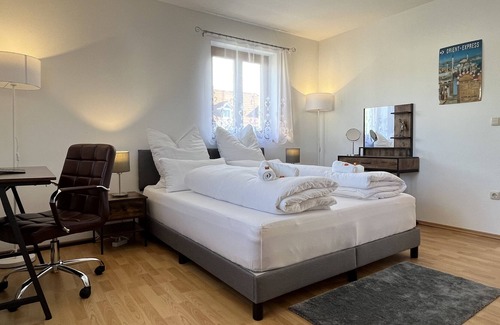 Burghausen Apartment | Fewo-lavees Moderne Zentrale Fewo Nahe OMV Wacker Burg Kliniken