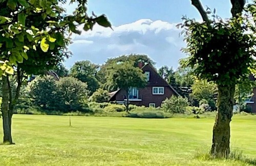 Wulfen Apartment | FeWo mit Terasse u. Garten am Golfplatz