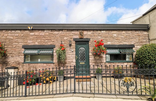 Llangynin Cottage | FFYNNONLWYD COTTAGE, family friendly, with hot tub in St Clears