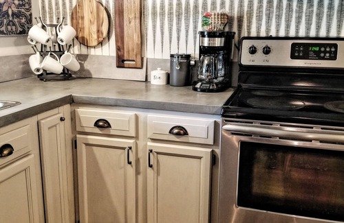 Glade Spring Apartment | FIDDLEHEAD LOFT🌿 Peaceful & charming space 1.4 miles from I-81, Exit 29.