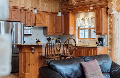 Fiddler Lake Resort House | Fiddler Lake Resort Chalet + Private Jacuzzi